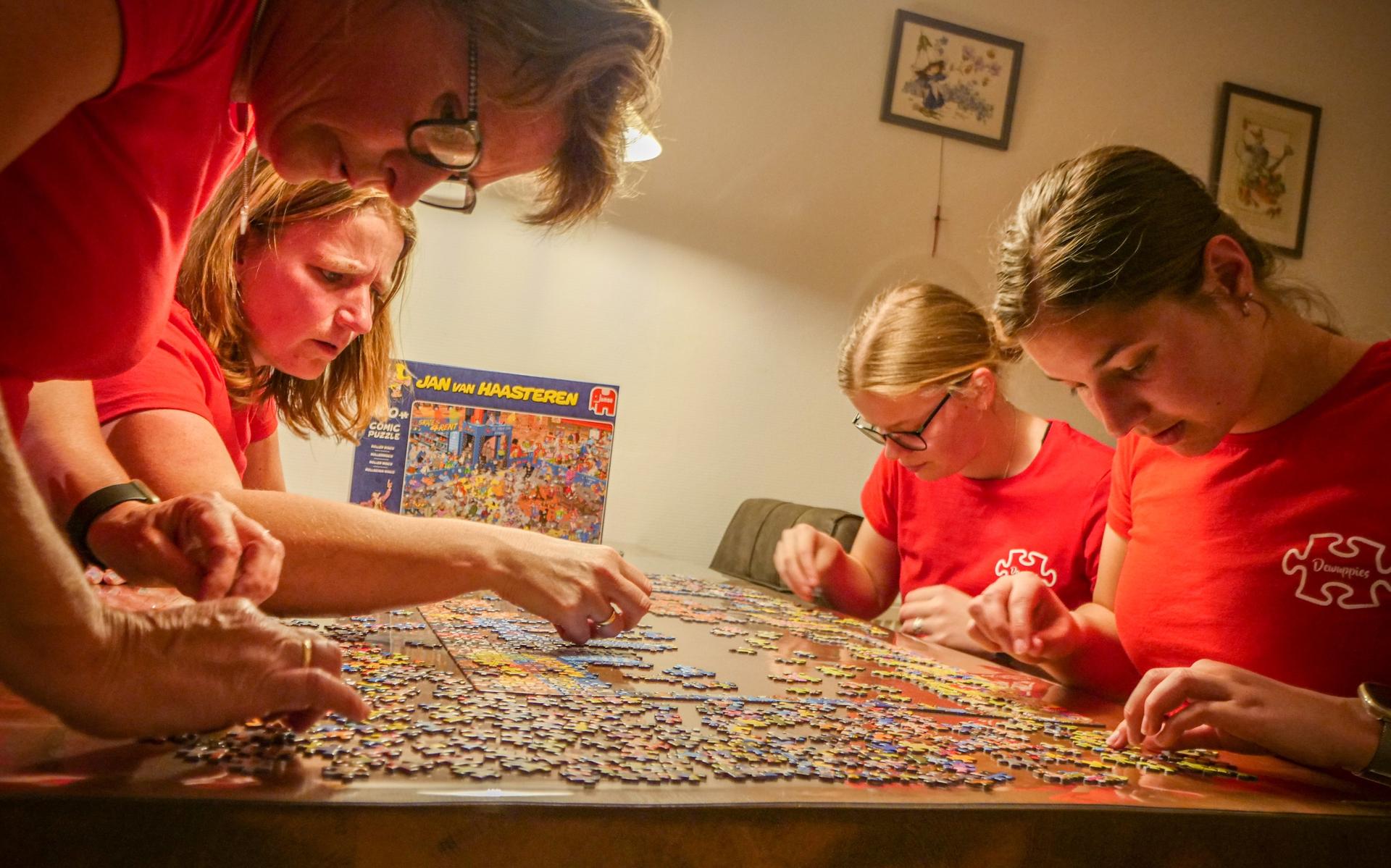 Bekijk hoe team De Wuppies uit Langweer in exact 59 minuten een puzzel van duizend stukjes in elkaar