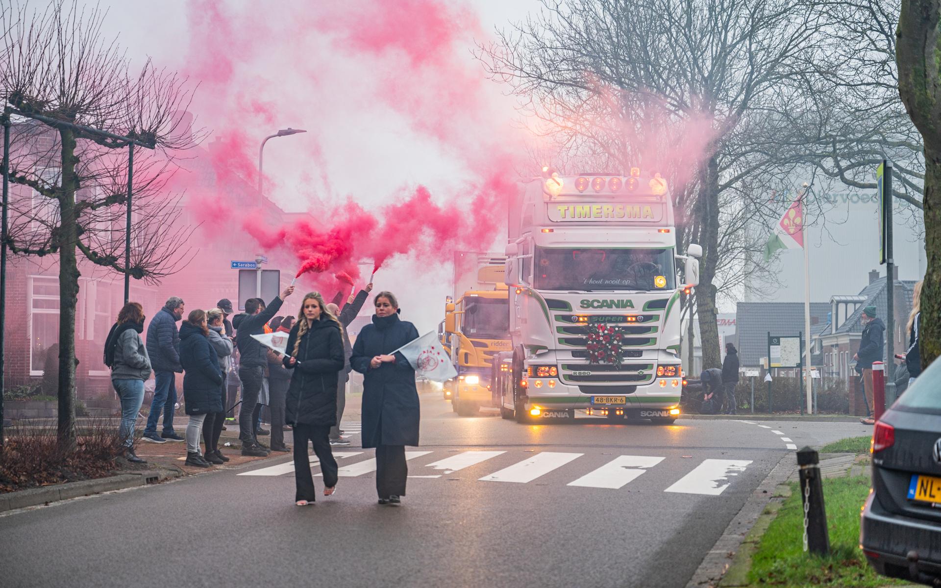 Stoet van 160 vrachtwagens bewijst laatste eer aan overleden Appie (11) uit Stroobos