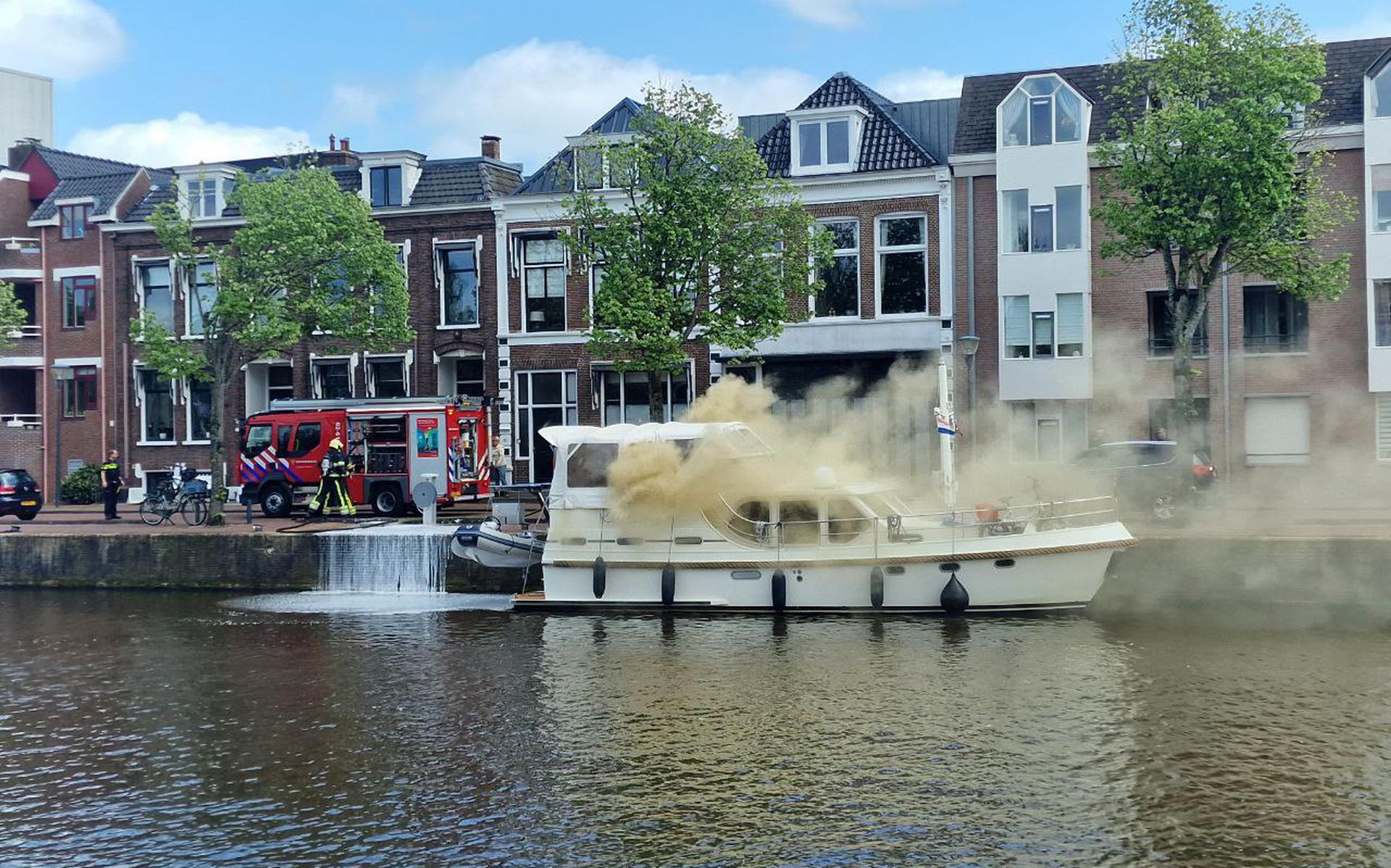 Bij de brand in de boot langs de Westerkade kwam veel rook vrij. 