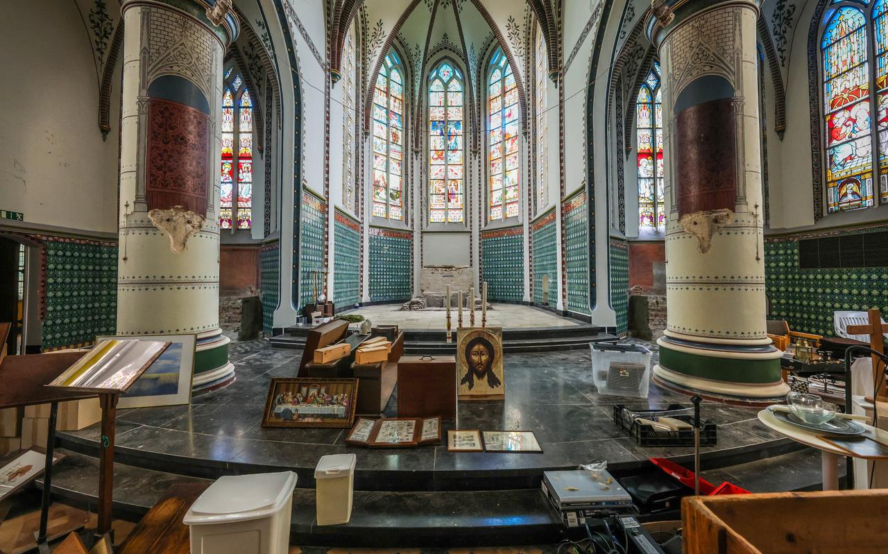 Op de achtergrond staat alleen de sokkel van het hoogaltaar nog. Op de voorgrond kleine spullen die bij een boelgoed verkocht zullen worden. De verkochte Werenfriduskerk raakt steeds meer leeg. Op de achtergrond staat alleen de sokkel van het hoogaltaar nog. Op de voorgrond kleine spullen die bij een boelgoed verkocht zullen worden. De verkochte Werenfriduskerk raakt steeds meer leeg.