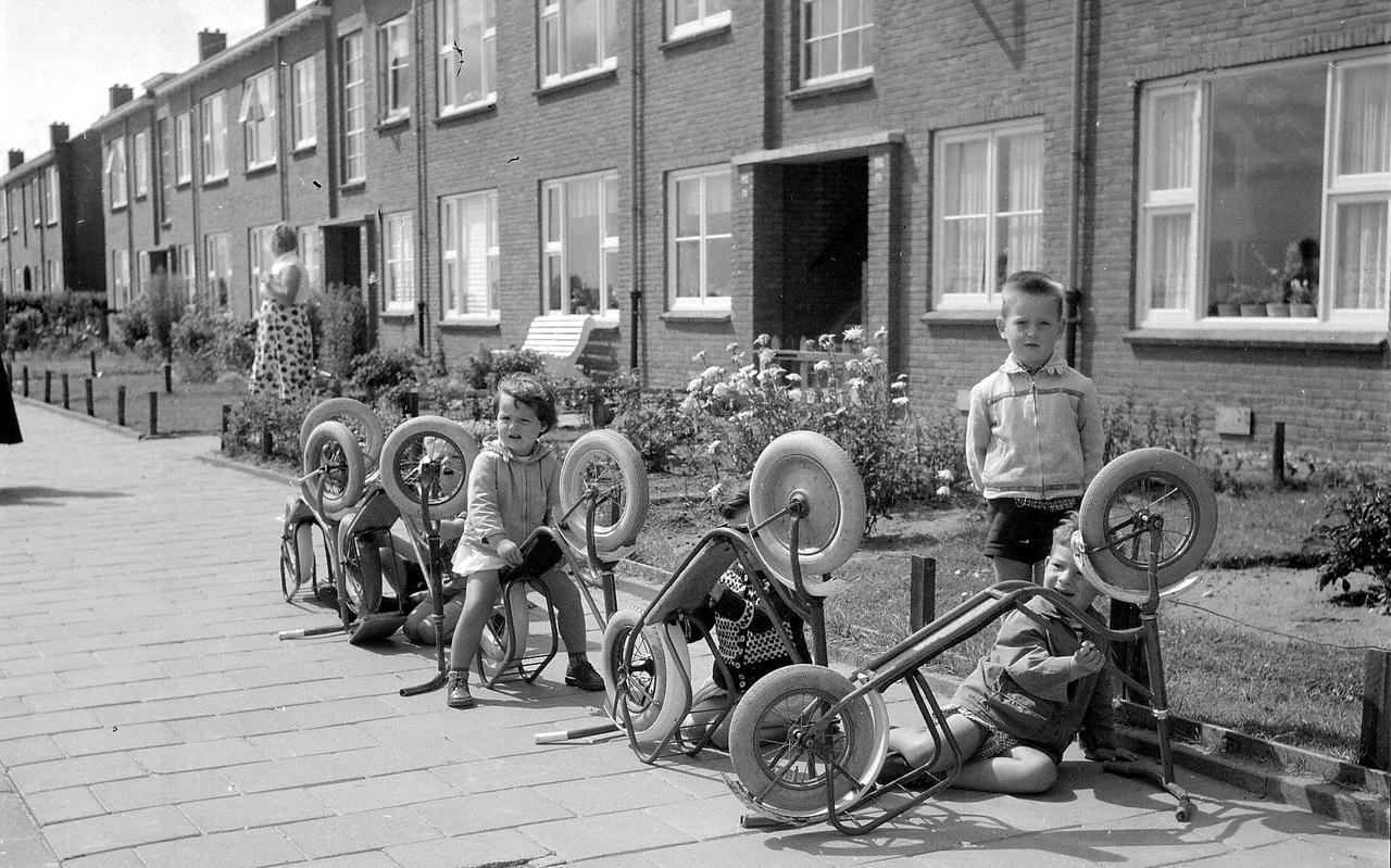 Kinderen spelen in 1961 met hun autoped bij de Schieringerweg.