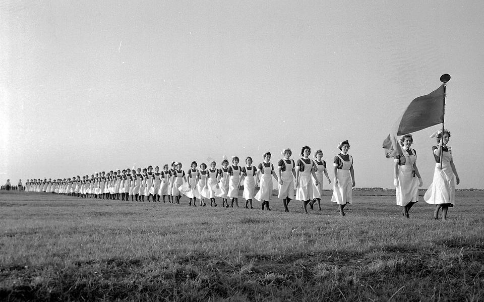 Verpleegsters lopen de avondvierdaagse in 1960.