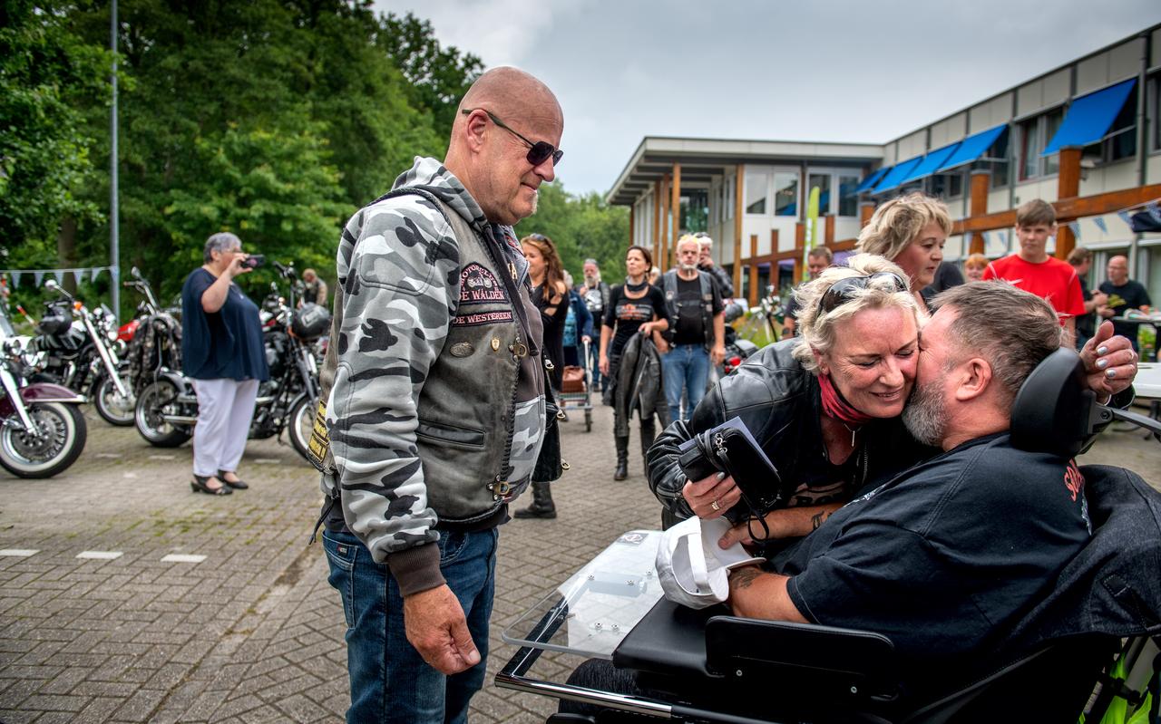 Omdat Willem Hof zijn geliefd hobby motorrijden niet meer kan uitvoeren kwamen zijn motor vrienden naar verzorgingstehuis Ikenhiem om hem te begroeten. Omdat Willem Hof zijn geliefd hobby motorrijden niet meer kan uitvoeren kwamen zijn motor vrienden naar verzorgingstehuis Ikenhiem om hem te begroeten.