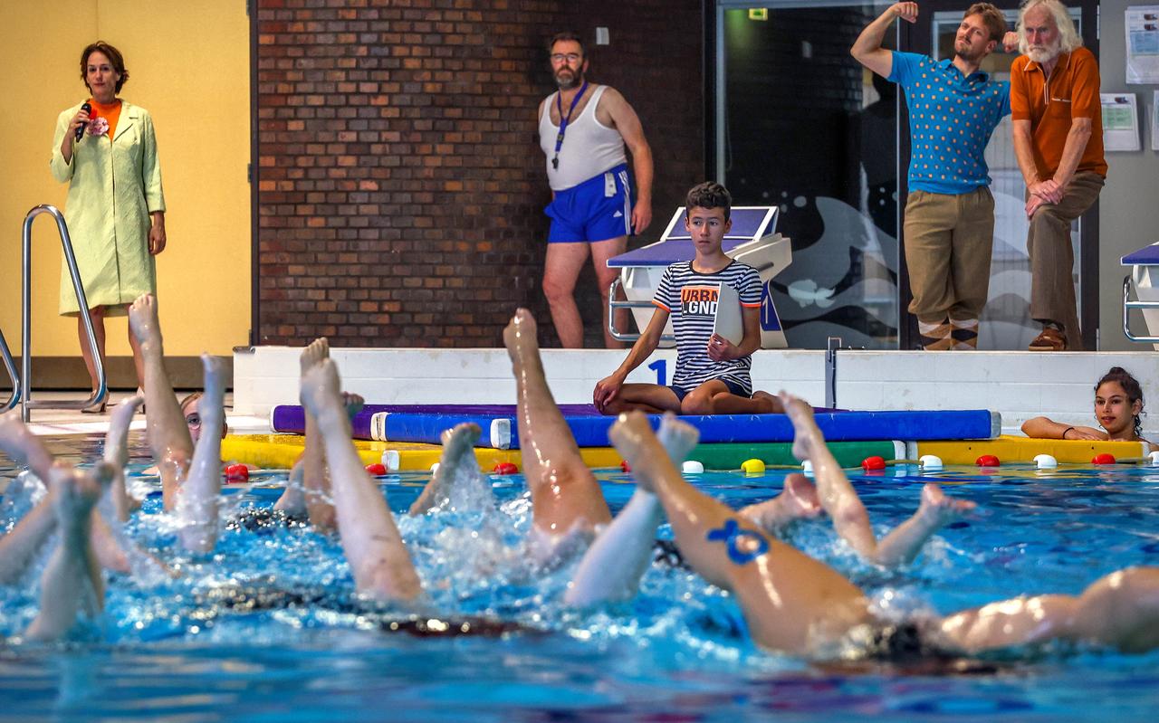 Afgelopen werd er in het zwembad van Sportstad druk gerepeteerd voor de voorstelling 'De Wettertoer'. Vlnr: Maaike Schuurmans, Jacob Hettinga, Jesper Minkes, Michael de Roos en Jan Arendz. Zij kijken naar de synchroonzwemmers van zwemvereniging HZ&PC. Afgelopen werd er in het zwembad van Sportstad druk gerepeteerd voor de voorstelling 'De Wettertoer'. Vlnr: Maaike Schuurmans, Jacob Hettinga, Jesper Minkes, Michael de Roos en Jan Arendz. Zij kijken naar de synchroonzwemmers van zwemvereniging HZ&PC.
