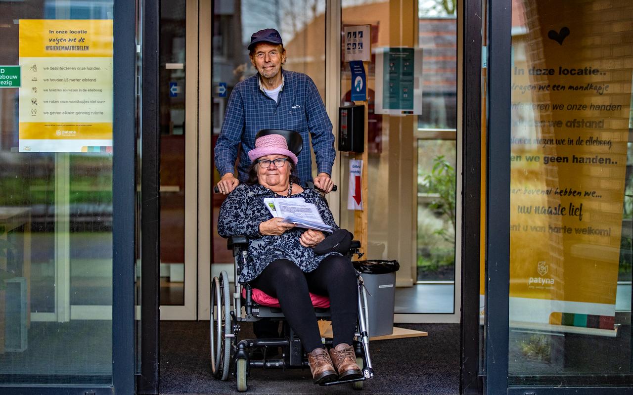 Imko Kimm (85) en zijn vriendin Stieny Meijer (82), bewoner en lid van de cliëntenraad van Noorderhoek in Sneek. Hun handtekeningenactie (een deel ligt op haar schoot) levert een golf sympathie op. ,,Koks ontslaan? Dat zou vreselijk zijn!'' Imko Kimm (85) en zijn vriendin Stieny Meijer (82), bewoner en lid van de cliëntenraad van Noorderhoek in Sneek. Hun handtekeningenactie (een deel ligt op haar schoot) levert een golf sympathie op. ,,Koks ontslaan? Dat zou vreselijk zijn!''