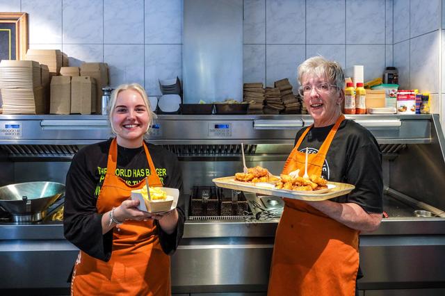 De kibbelingkoningin vind je bij Smulpunt Peter in Lemmer: ‘Ik hoop dat ik hier mijn hele leven blij