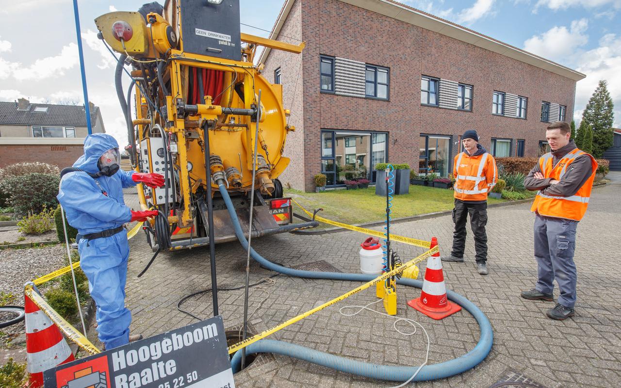 Medewerkers van het ingenieursbureau doen onderzoek naar aanwezigheid van asbest. Medewerkers van het ingenieursbureau doen onderzoek naar aanwezigheid van asbest.