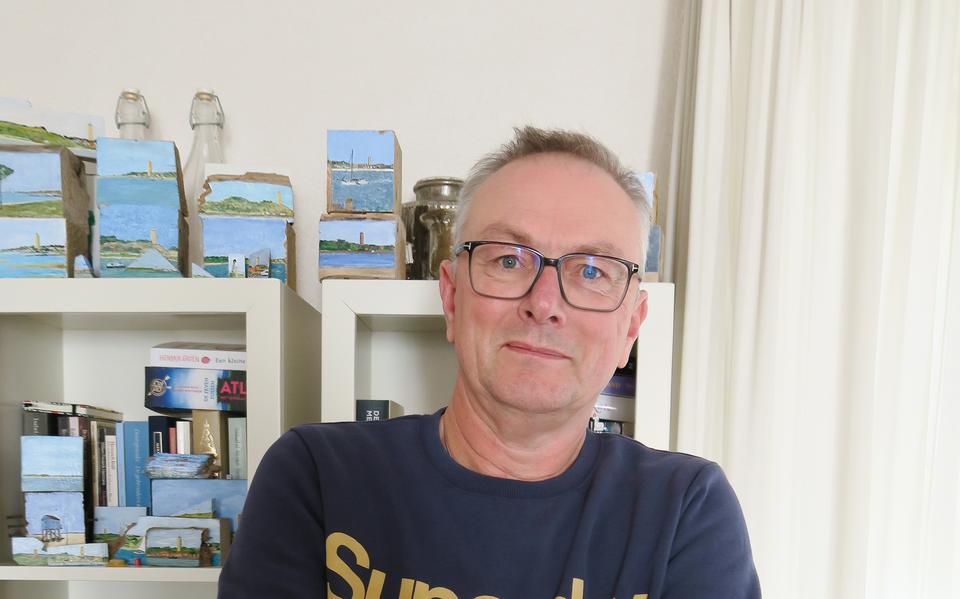 Peter Eekhof (59) uit Langezwaag maakt minischilderijtjes op gejut hout. 