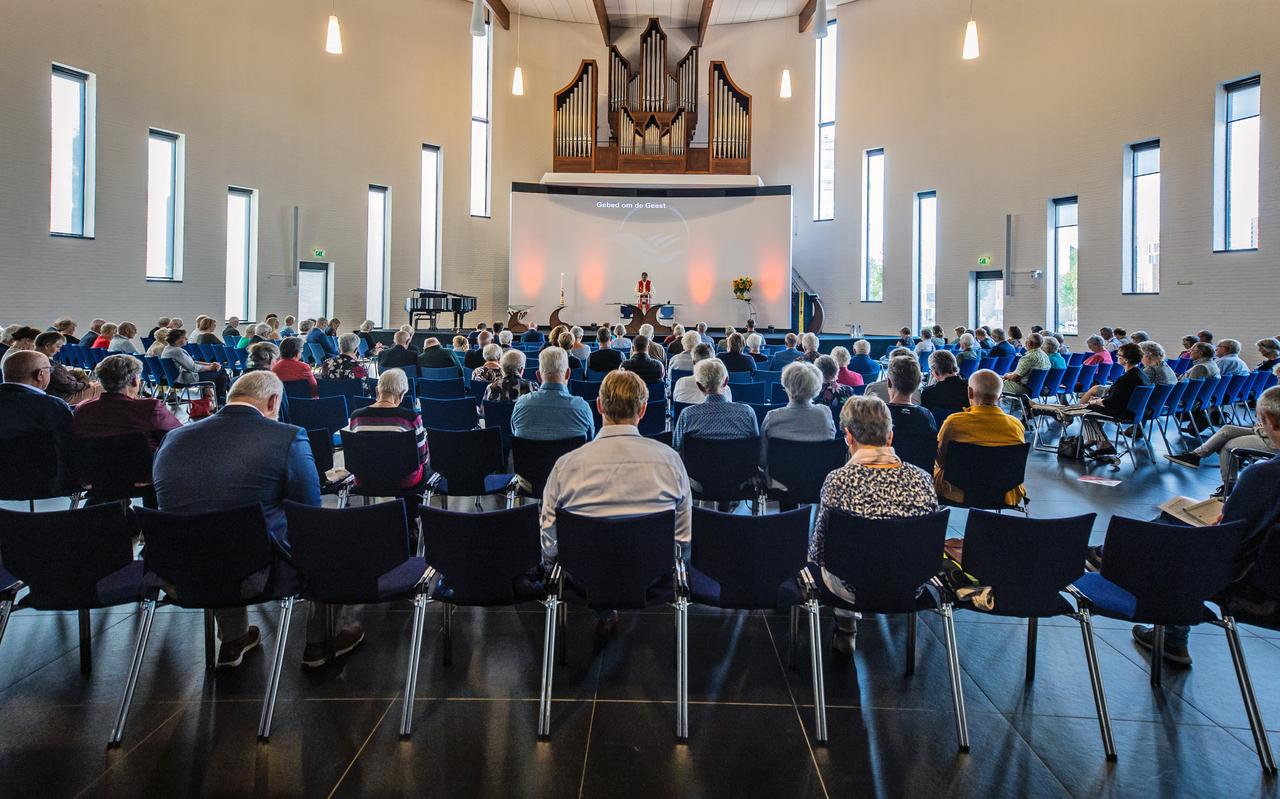 Dominee Bindert de Jong gaat voor in gebed in de Trinitas-kerk. Dominee Bindert de Jong gaat voor in gebed in de Trinitas-kerk.