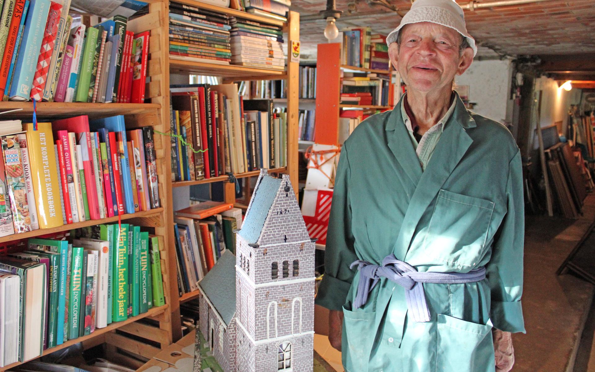 Kobus Eppinga (86) is nog altijd de spil waar de jaarlijkse rommelmarkt van Melodia uit Wijckel om d