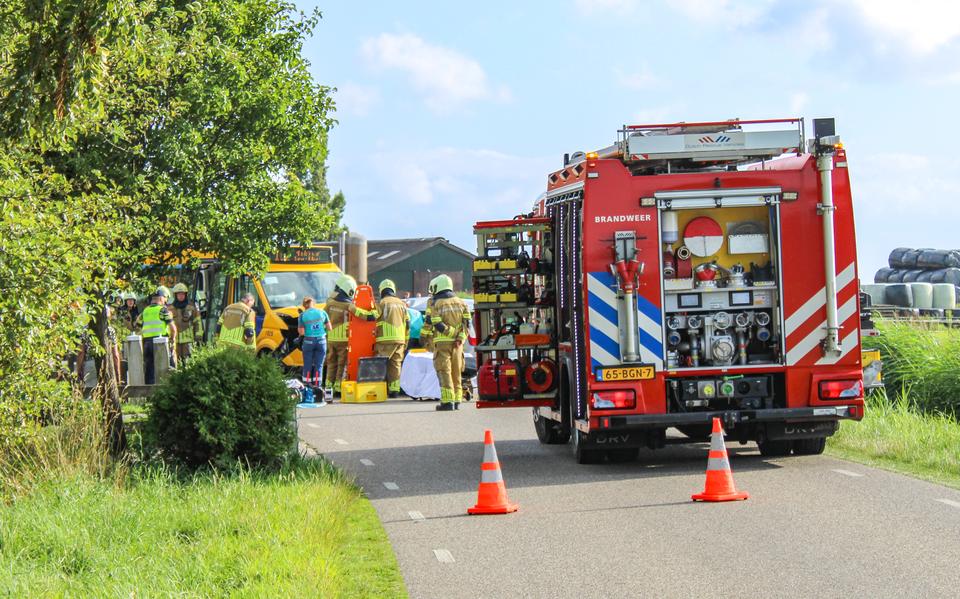 Een busje van Qbuzz en een personenauto zijn vrijdagavond frontaal op elkaar gebotst.