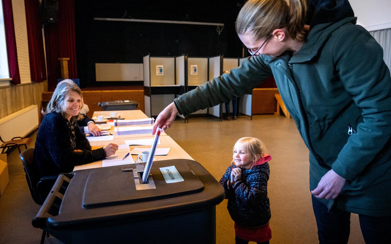 Elma Veltman stopt haar stembiljet in de kliko terwijl dochter Brecht toekijkt. Foto: Jilmer Postma