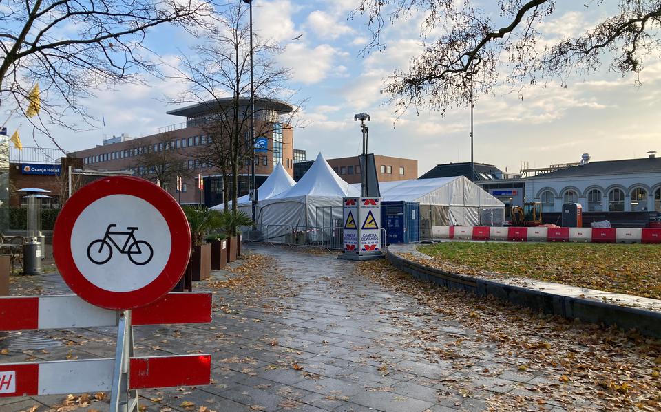 Op de Stationsweg in Leeuwarden stond vrijdag 16 december nog een tent voor de wegenklus. 