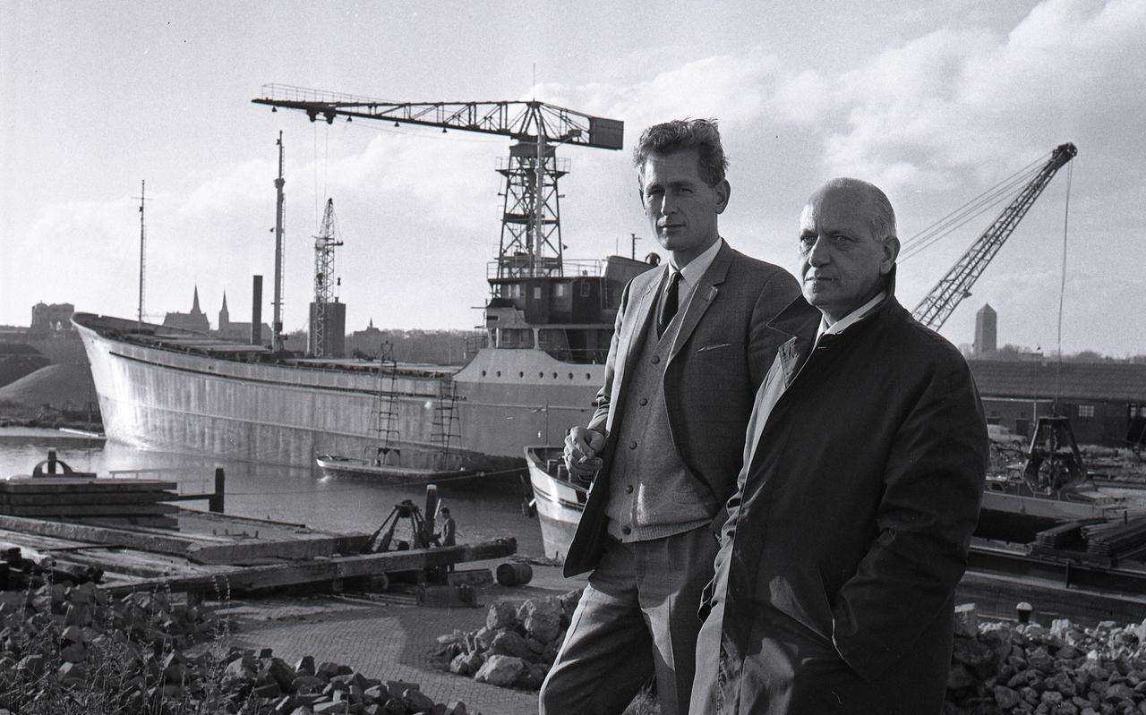 Cees van der Schoot (links) poseert in 1967 met zijn schoonvader en medevennoot Marten de Jong, die ook directeur was bij NV Suikerwerken Fabriek Frisia. 