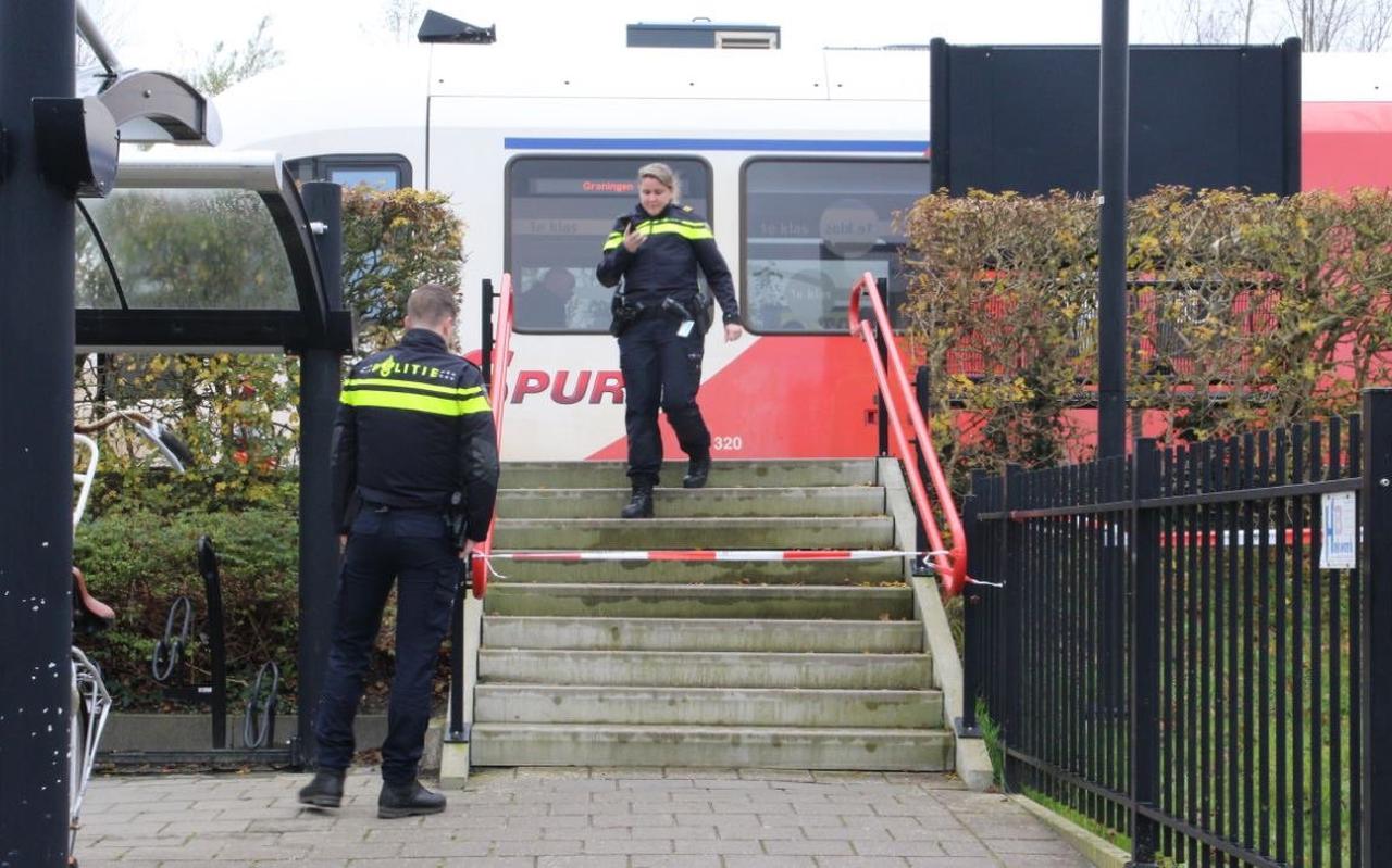 De politie doet onderzoek op het station van De Westereen. FOTO DE VRIES MEDIA De politie doet onderzoek op het station van De Westereen. FOTO DE VRIES MEDIA