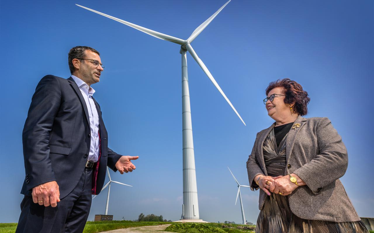 Henk de Boer, wethouder in Súdwest-Fryslân, en Annet van der Hoek, dagelijks bestuurslid van Wetterskip Fryslân bij hun nieuwe eigendom in windpark Nij Hiddum-Houw.