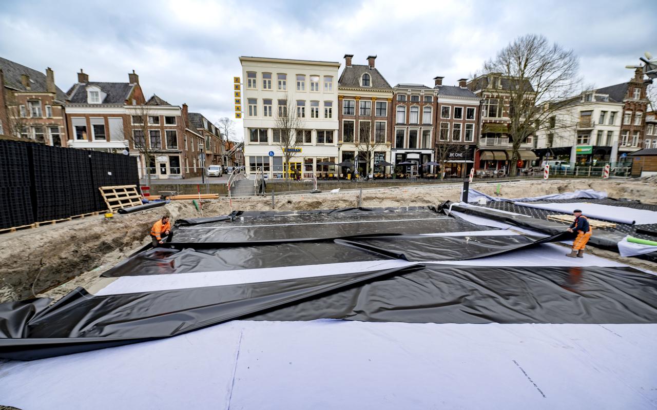 Grote lappen en waterdichte folie in de bouwput op het Waagplein, als ondergrond voor een waterreservoir Grote lappen en waterdichte folie in de bouwput op het Waagplein, als ondergrond voor een waterreservoir
