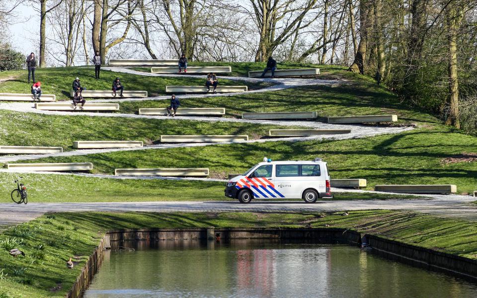 De politie houdt extra toezicht in het 'strakke' Reidingpark in Drachten, een locatie waar vaak veel jongeren samenkomen en overlast veroorzaken.