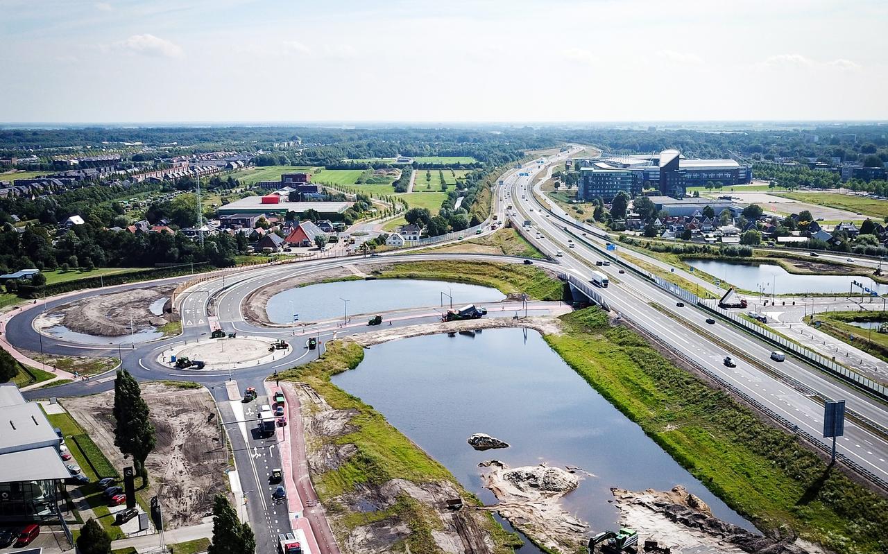 De nieuwe verkeerssituatie aan de oostkant van de A32 in Heerenveen, gezien vanuit noordelijke richting. Onder in beeld wordt de oude oprit naar Leeuwarden weggehaald. De nieuwe verkeerssituatie aan de oostkant van de A32 in Heerenveen, gezien vanuit noordelijke richting. Onder in beeld wordt de oude oprit naar Leeuwarden weggehaald.