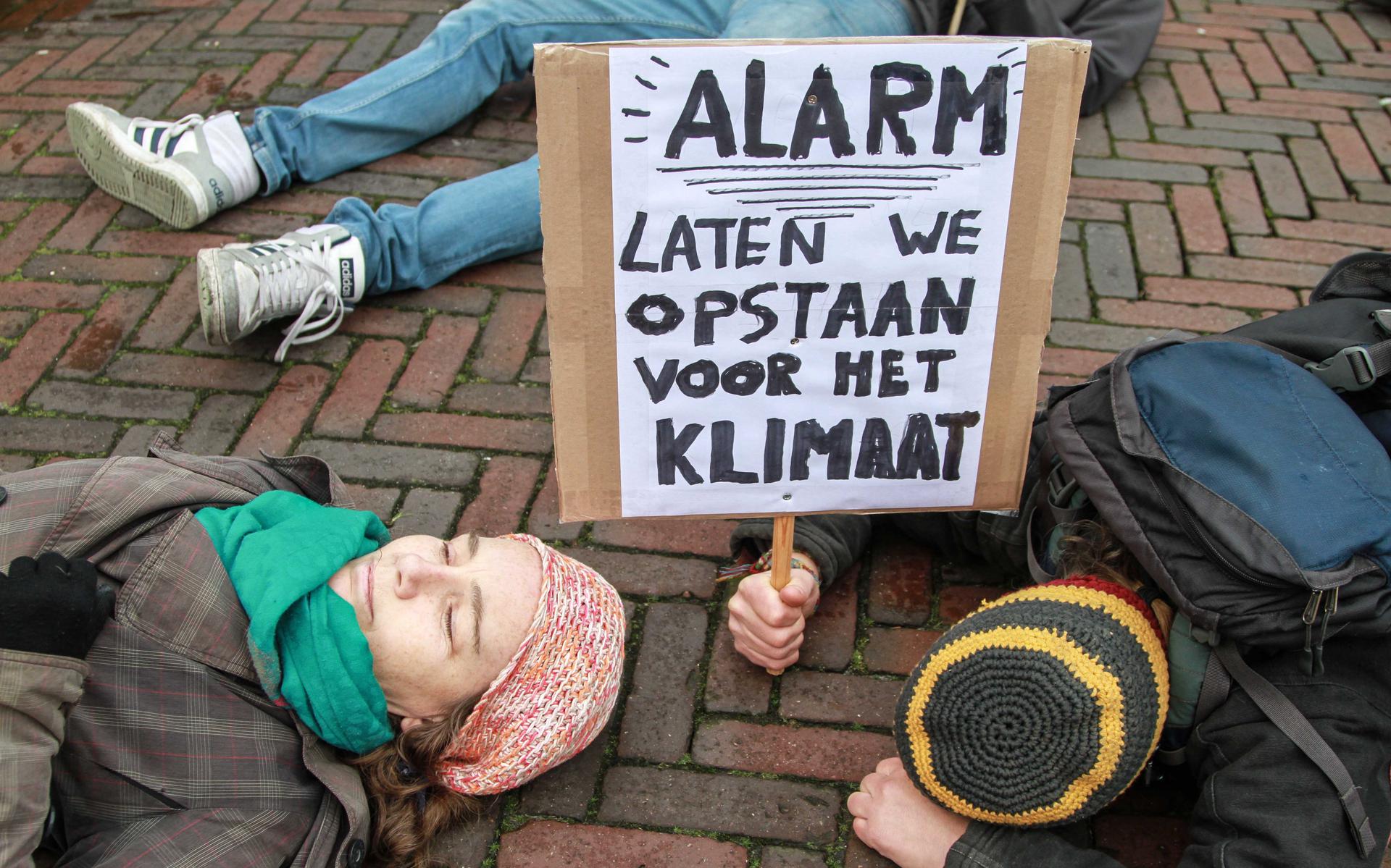 Op het pleintje voor het gemeentehuis van Leeuwarden hield een groepje klimaatactivisten van Extinction Rebellion eerder een korte demonstratie gehouden.