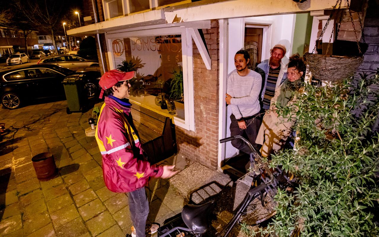 Tryater speelt theater bij mensen thuis op de oprit. Zo kan Dimithri Postma bij je aanbellen. Tryater speelt theater bij mensen thuis op de oprit. Zo kan Dimithri Postma bij je aanbellen.