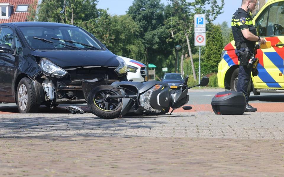Een scooterrijder eindigde dinsdagmiddag op de grond na een botsing met een auto op de Heliconweg in Leeuwarden.