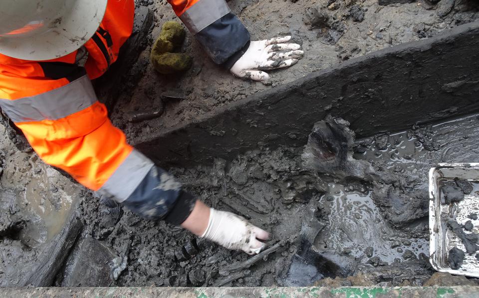 De archeologen vonden vele lijkkisten onder het Droevendal. Foto LC/Erwin Boers