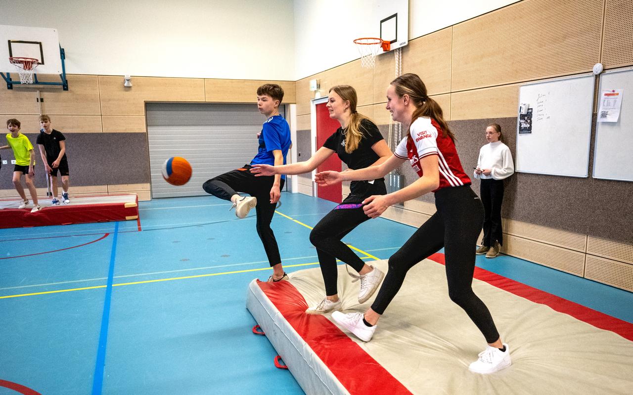 Indy Marinus (zwart shirt) en Leanne Talsma (rood shirt) tijdens de gymles. Indy Marinus (zwart shirt) en Leanne Talsma (rood shirt) tijdens de gymles.