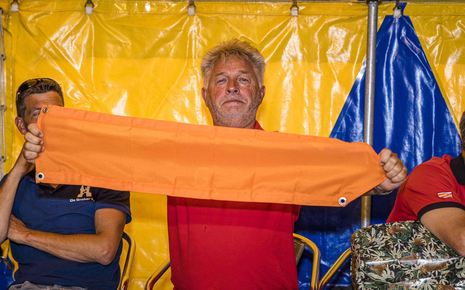 Een gewoonte is terug in de SKS: de oranje wimpel wappert weer aan de neus van de klassementsleider 