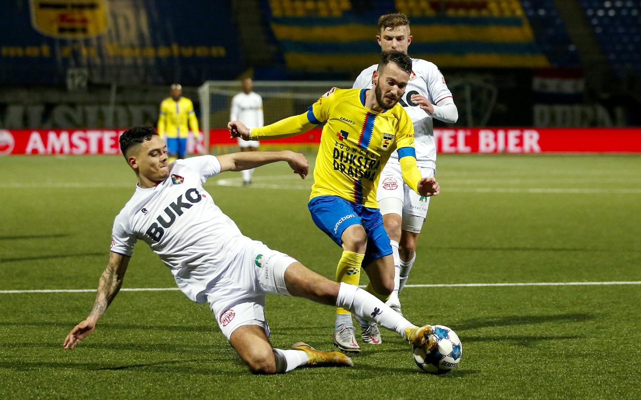 Robin Maulun maakte namens Cambuur op vrije wijze de 1-0 tegen Telstar. Robin Maulun maakte namens Cambuur op vrije wijze de 1-0 tegen Telstar.