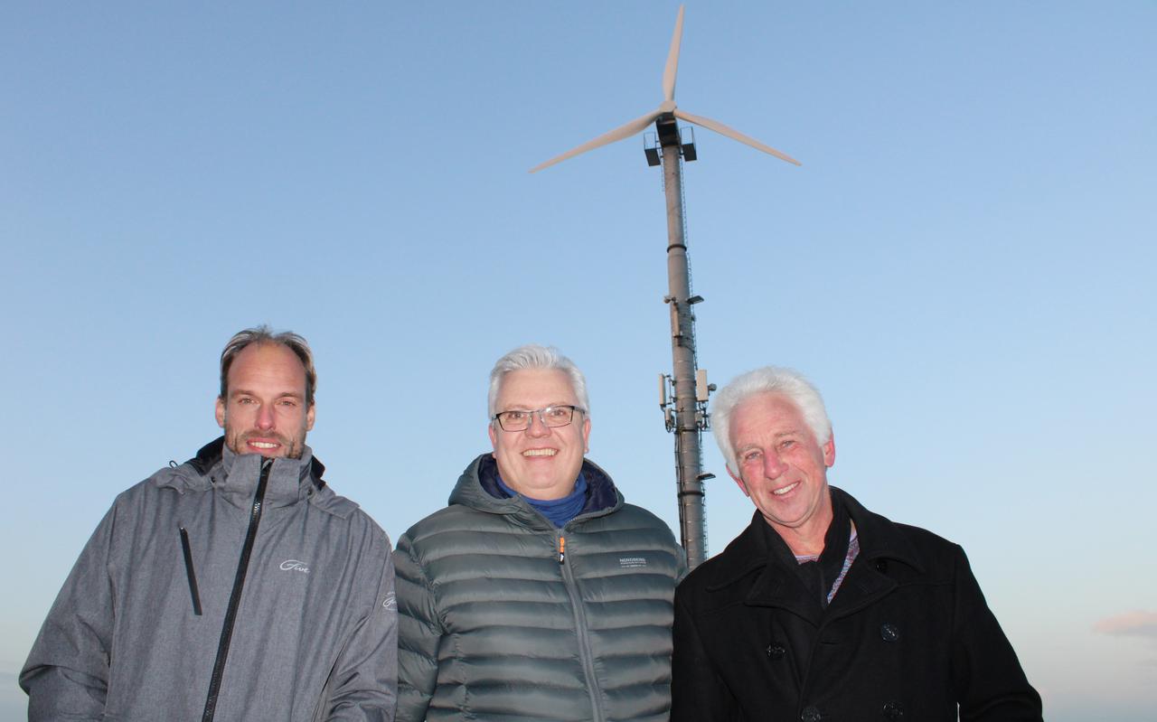 Stichting Wynturbine-bestuursleden Hendrik de Boer, Erwin Kauffmann en Johan Bonekamp, met de opgeknapte windtrubine achter hen.
