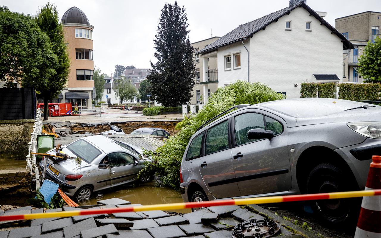 Zien we de beelden van de overstromingen in Limburg en het lijden van de mensen daar, dan zijn we bereid om te helpen. Maar als we dat lijden niet zien, wordt ons morele besef heel wat minder geprikkeld, stelt filosoof Marc Davidson. Zien we de beelden van de overstromingen in Limburg en het lijden van de mensen daar, dan zijn we bereid om te helpen. Maar als we dat lijden niet zien, wordt ons morele besef heel wat minder geprikkeld, stelt filosoof Marc Davidson.