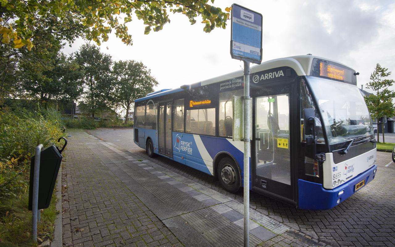 De provincie moet zorgen dat reizigers straks veilig bij de nieuwe bushalte van lijn 71 kunnen komen, vindt de raad van Waadhoeke.
