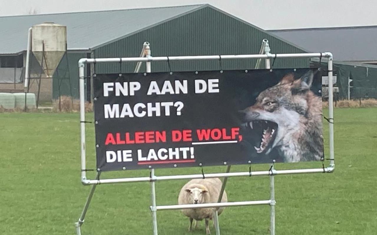 Vorige week plaatste de Stichting Wolvenhek ‘wolvenspandoeken’ in de hele provincie.