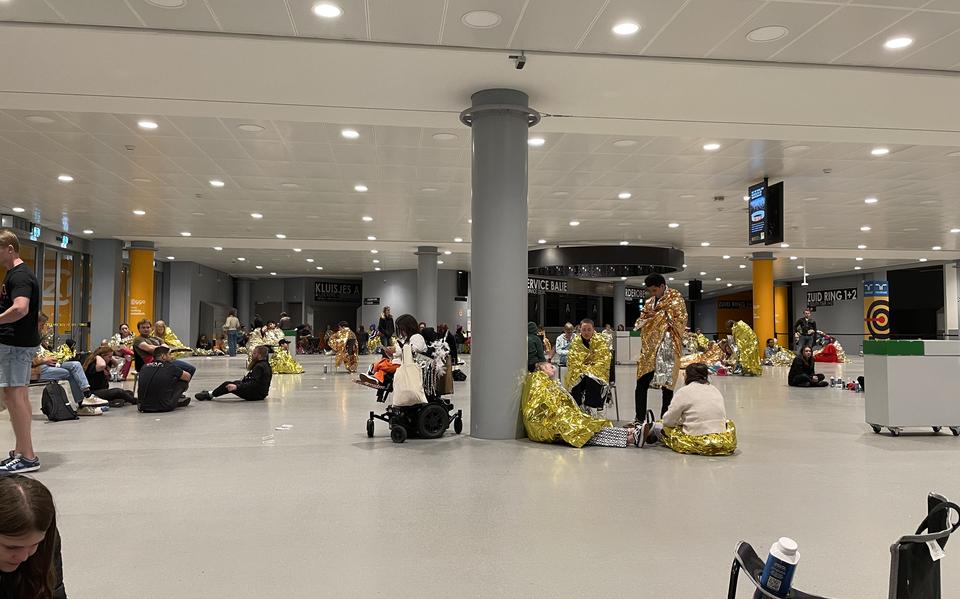Fans van Harry Styles en Ghost brengen de nacht door in Ziggo Dome vanwege een grote treinstoring.