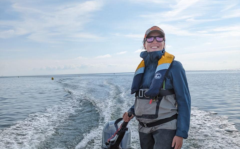 Maryann Watson doet onderzoek met behulp van vissengeluiden. 