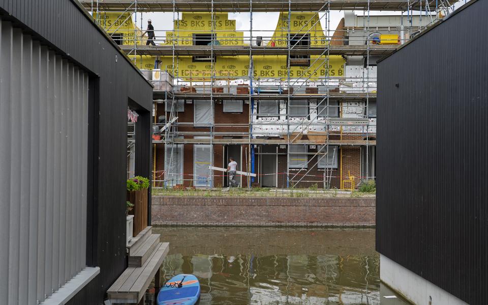 De bouw van nieuwe woningen in stadsdeel Middelsee bij Leeuwarden. 











