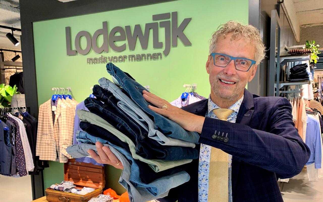 Marten Palstra neemt op 3 augustus, na 50 dienstjaren, afscheid van Lodewijk Mode in Franeker. Marten Palstra neemt op 3 augustus, na 50 dienstjaren, afscheid van Lodewijk Mode in Franeker.