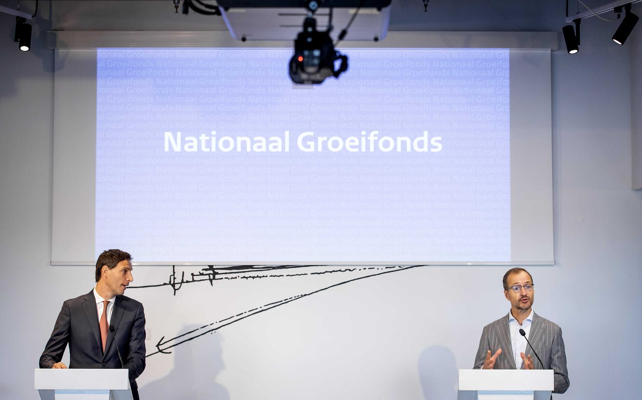 Ministers Wopke Hoekstra (Financiën) en Eric Wiebes (Economische Zaken) bij de presentatie van het Nationaal Groeifonds. Ministers Wopke Hoekstra (Financiën) en Eric Wiebes (Economische Zaken) bij de presentatie van het Nationaal Groeifonds.