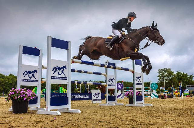 Dubbele primeur voor Linde Bulthuis (21) uit IJlst op FK springen in Harich: ‘Mijn dag kan niet stuk