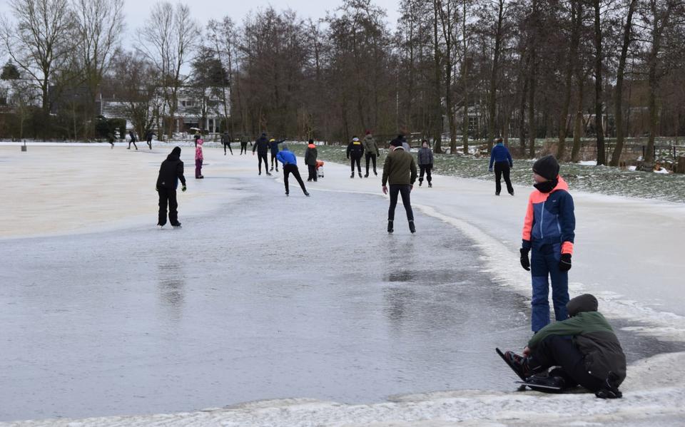 Schaatspret op de ijsbaan in Buitenpost. Deze baan was als een van de eersten in de provincie geopend.
