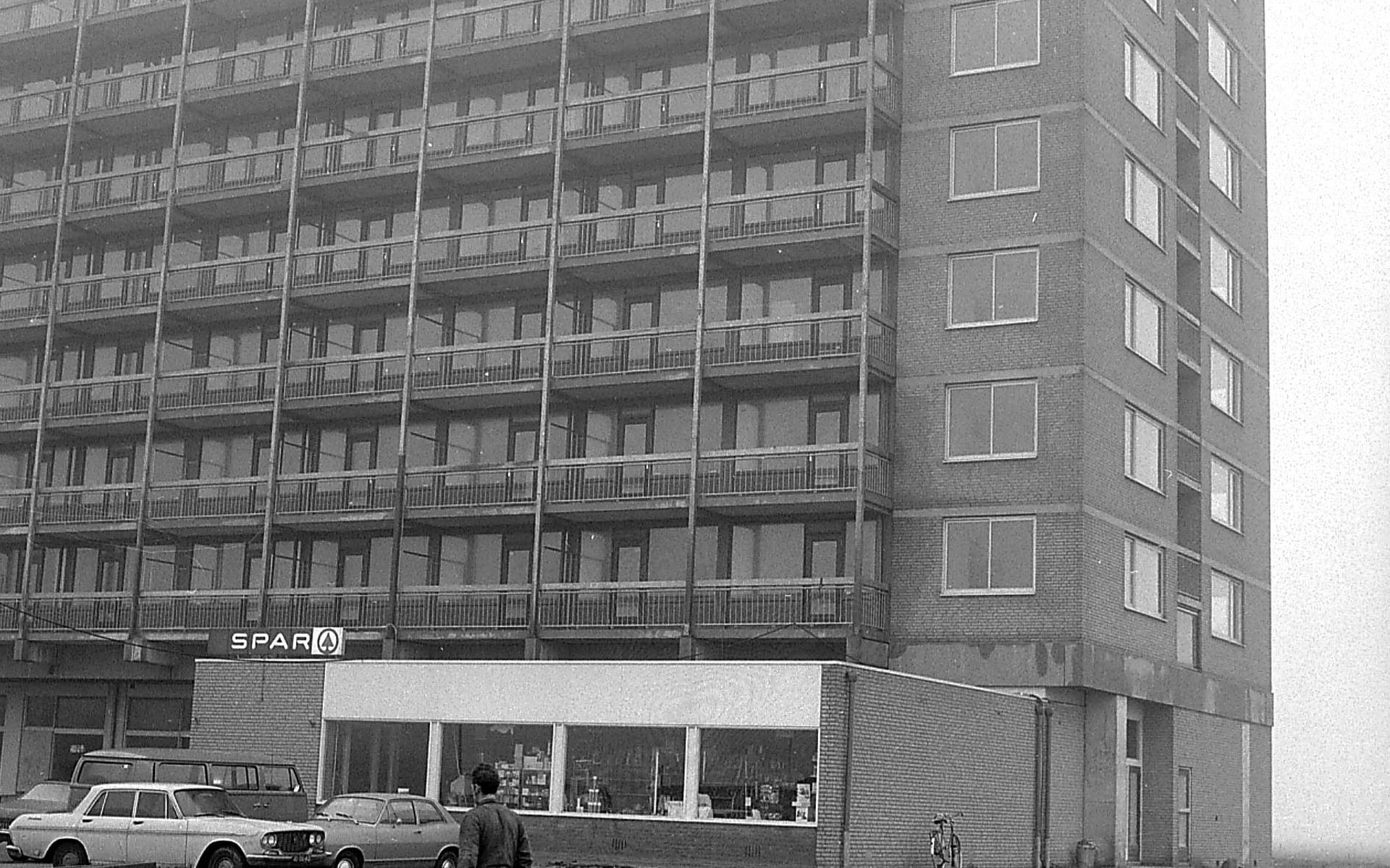 Verzorgingsflat 'De Stadsfenne' in Sneek in 1971.
