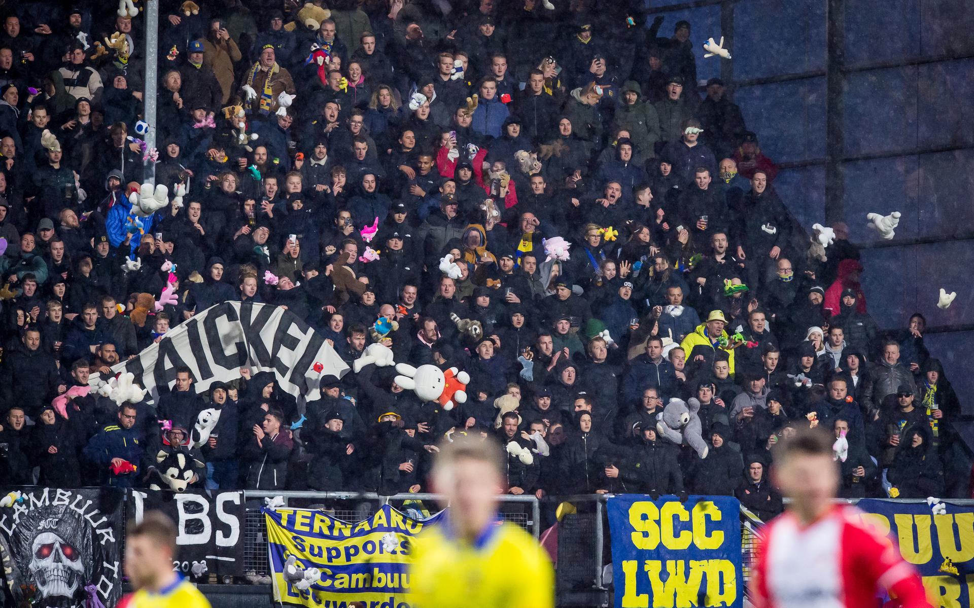 Supporters van SC Cambuur gooien knuffels op het veld tijdens het duel tussen de Leeuwarders en FC Emmen.
