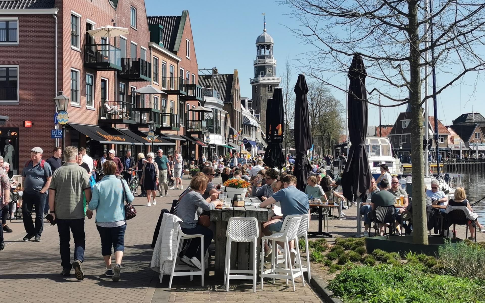 Volle terrassen op zomerse Paasdagen