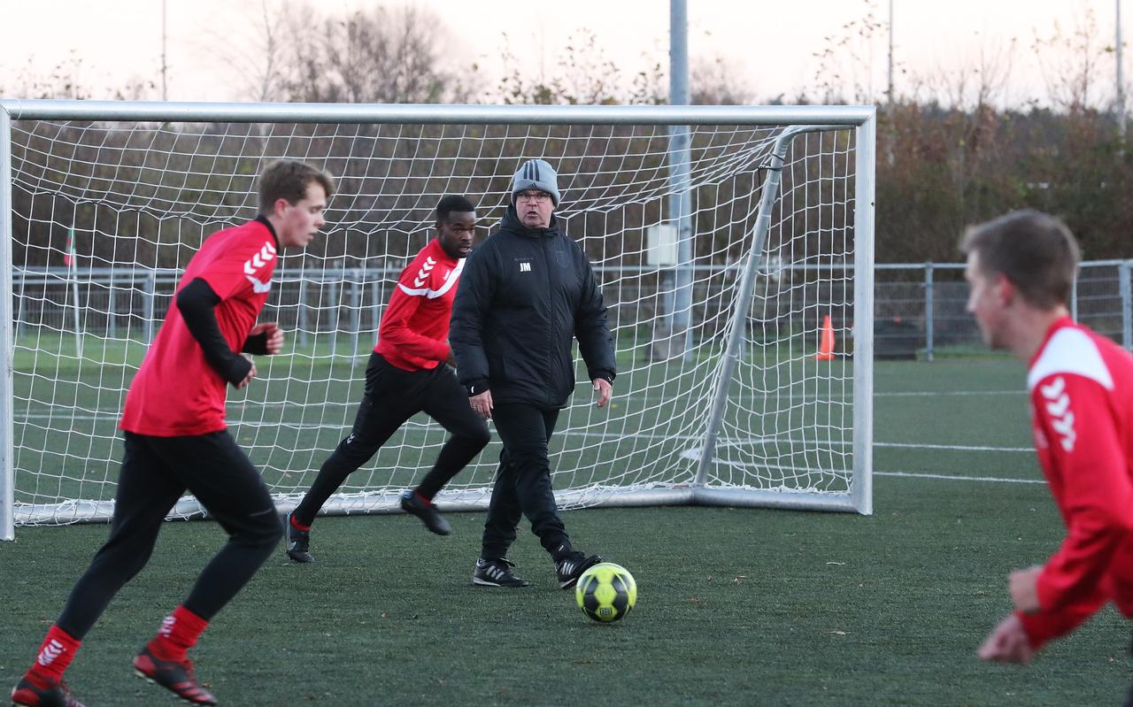 Jan Mulder, net terug uit quarantaine, gistermiddag tijdens de ingelaste training van Zwaagwesteinde. Jan Mulder, net terug uit quarantaine, gistermiddag tijdens de ingelaste training van Zwaagwesteinde.