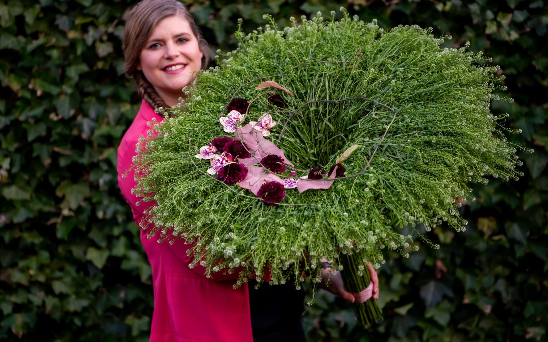 Bloemschikken in Ureterp in teken van Kerst