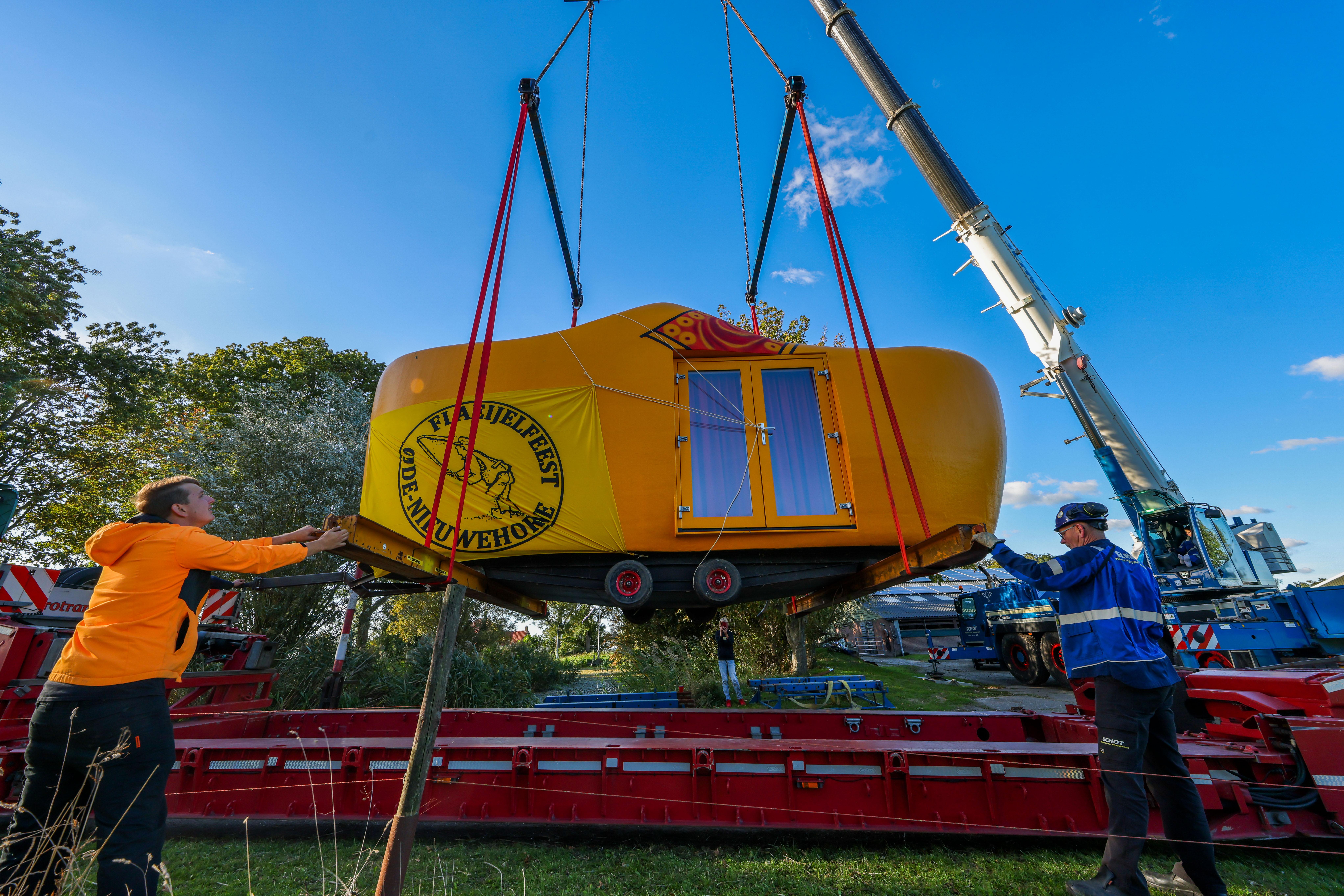 Waarom deze jongeren een enorme klomp van Terkaple naar Nieuwehorne brengen