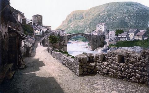 De legendarische 16de-eeuwse brug Stari Most in Mostar staat vermoedelijk op miljoenen ansichtkaarten. Deze toont het beeld van rond 1900.