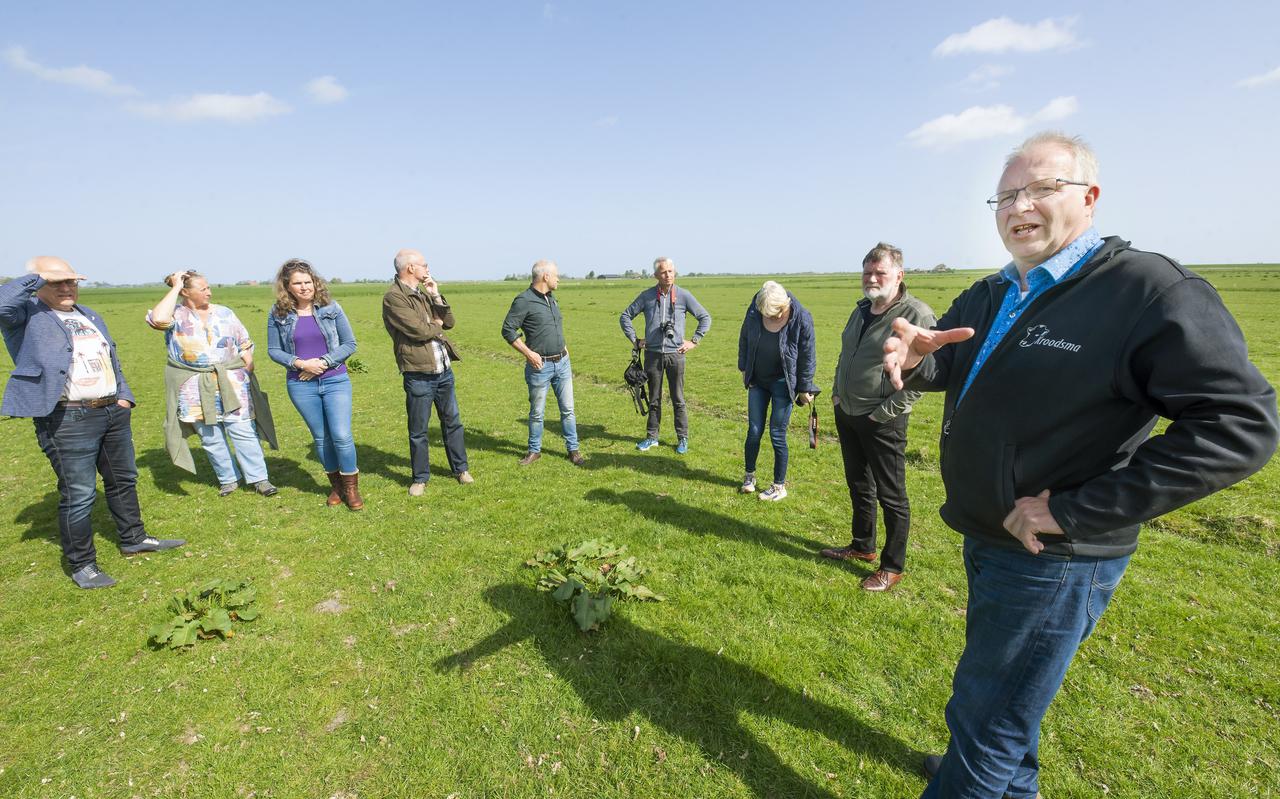 Boer Kroodsma laat verschillende Statenleden en gedeputeerde Klaas Fokkinga zien waar de ganzen de afgelopen tijd hun buikje hebben volgegeten. 