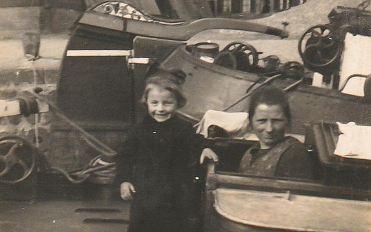 Een van de schippersvrouwen uit het boek: Stien Visser-Zwering (1936) met haar moeder Geeske Zwering-Haringsma (1905). Eigen foto